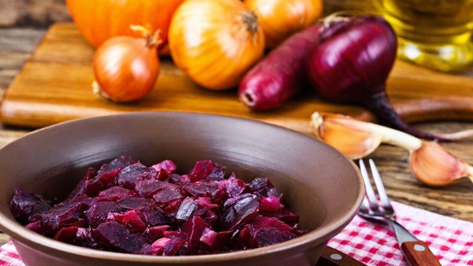 Свеклу нарезают кубиками