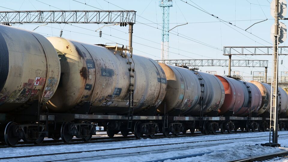 Состав включал 37 цистерн с нефтью