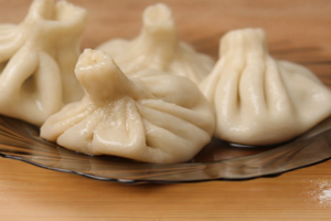 Хинкали едят руками