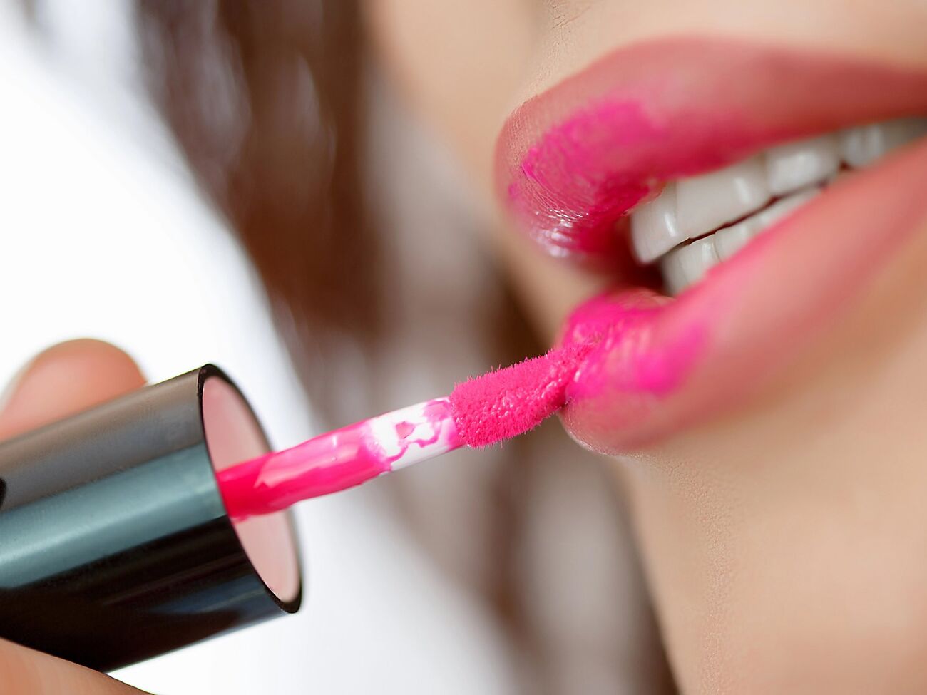 Нанесення сироватки з гіалуроновою кислотою зробить губи м'якішими