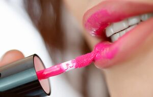 Нанесення сироватки з гіалуроновою кислотою зробить губи м'якішими