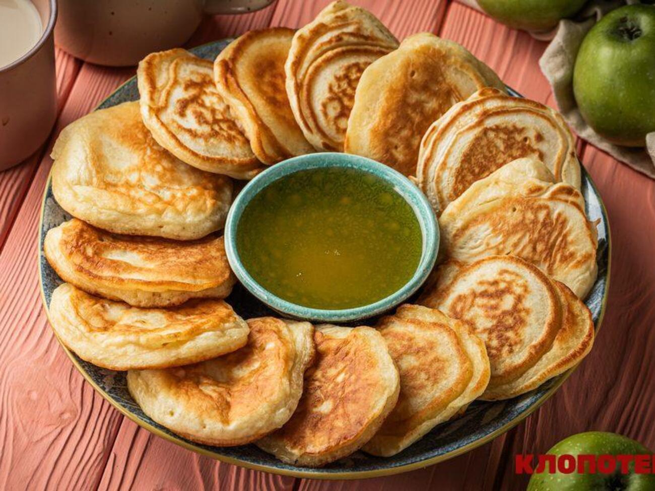 Оладьи содержат кусочки карамелизированных яблок