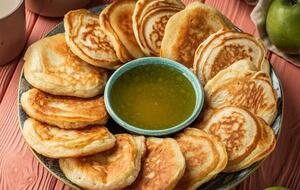 Оладьи содержат кусочки карамелизированных яблок