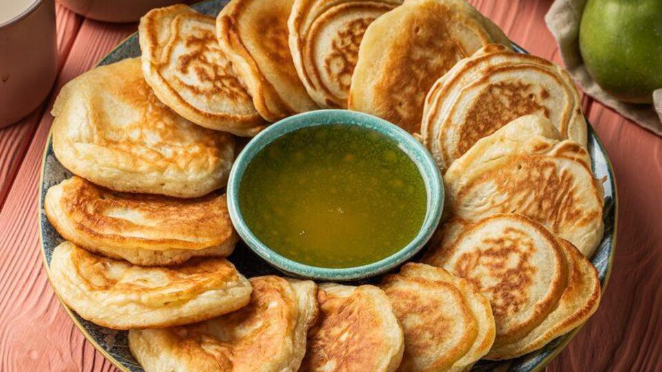 Оладьи содержат кусочки карамелизированных яблок