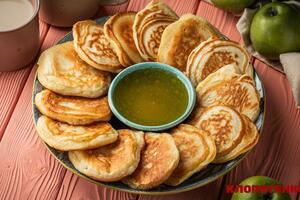 Оладьи содержат кусочки карамелизированных яблок