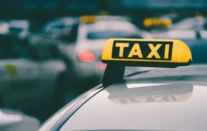 У Польщі таксист обізвав вагітну українку "повією" і застосував сльозогінний газ проти неї та її чоловіка