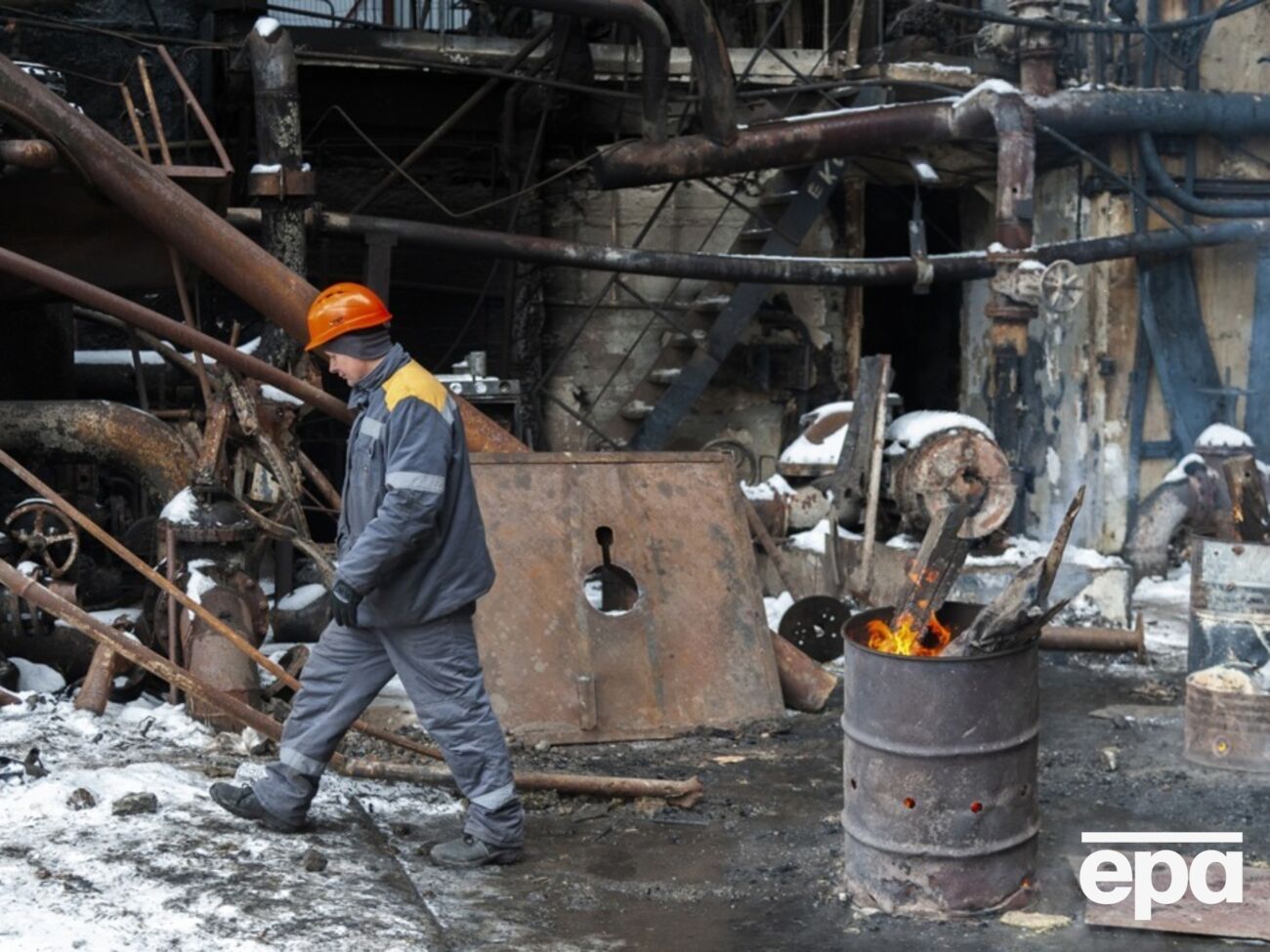 Энергетики часто рискуют жизнью, когда восстанавливают сети после обстрелов, подчеркнула Свириденко