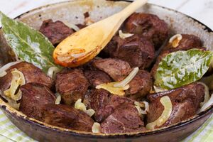 Для блюда возьмите 600 г куриной печени