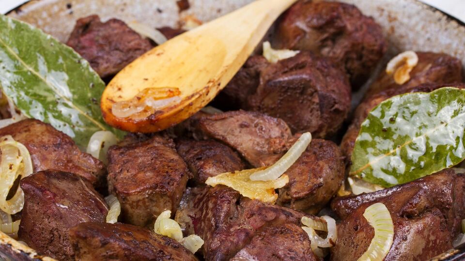 Для блюда возьмите 600 г куриной печени