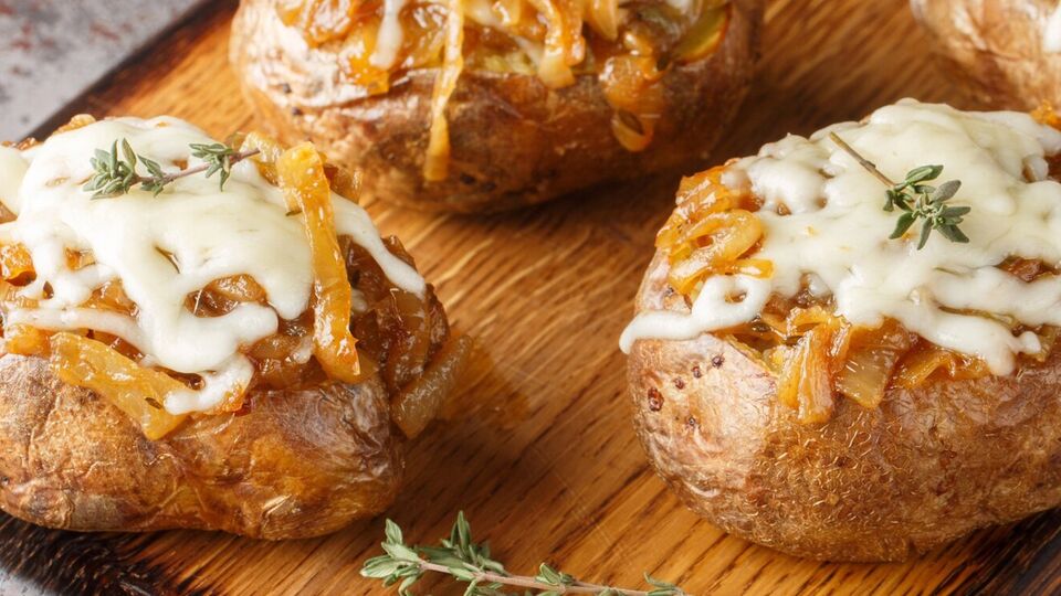 Возьмите 800 г картофеля