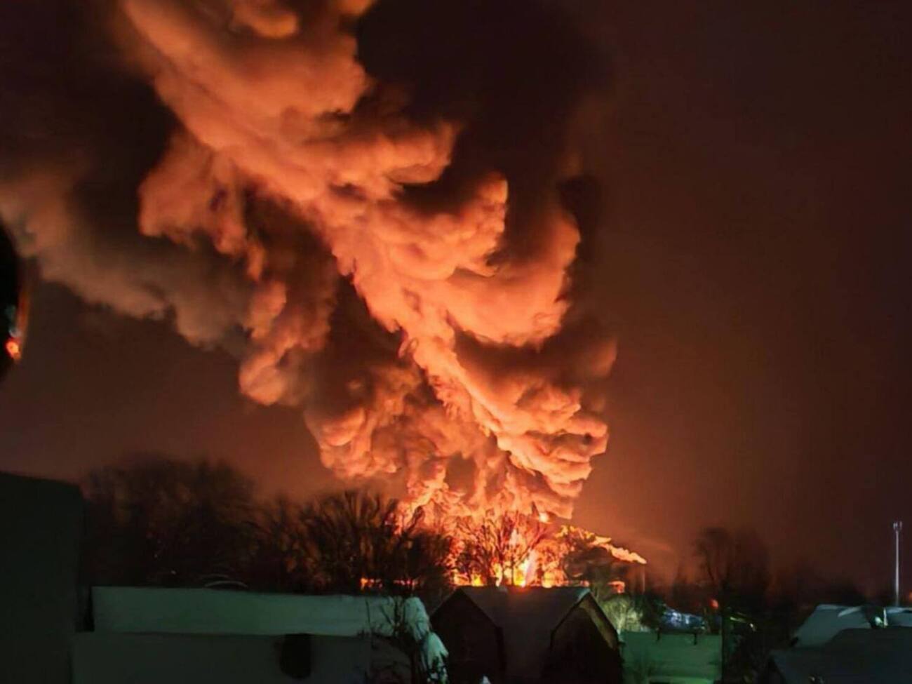 Дрони влучили в об'єкти нафтової бази РФ, де може бути приблизно 20 резервуарів із паливом