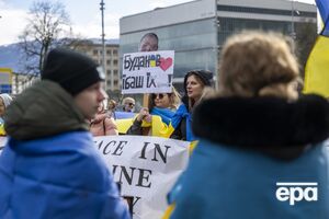 Украинские активисты 17 февраля выходили с плакатами к европейской штаб-квартире ООН в Женеве во время переговоров США, Украины и России