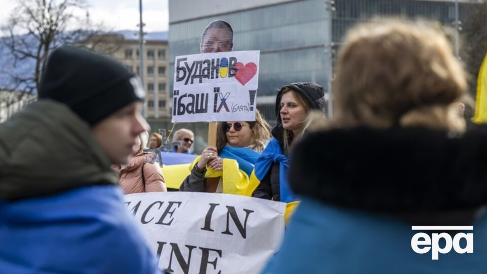 Українські активісти 17 лютого виходили з плакатами до європейської штаб-квартири ООН у Женеві під час переговорів США, України й Росії