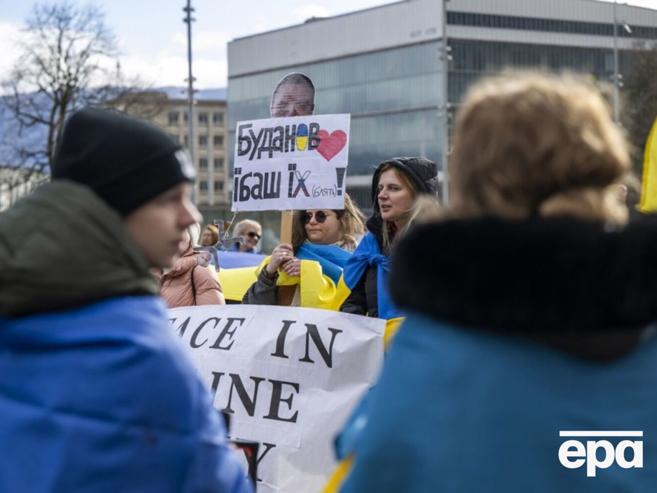 Украинские активисты 17 февраля выходили с плакатами к европейской штаб-квартире ООН в Женеве во время переговоров США, Украины и России