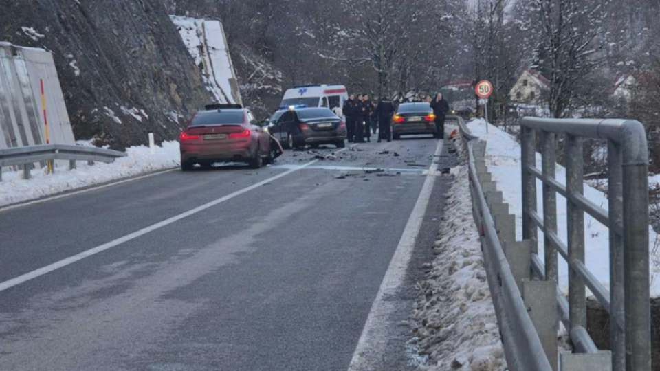 Удару зазнала перша автівка супроводу, у якій перебувало троє поліцейських