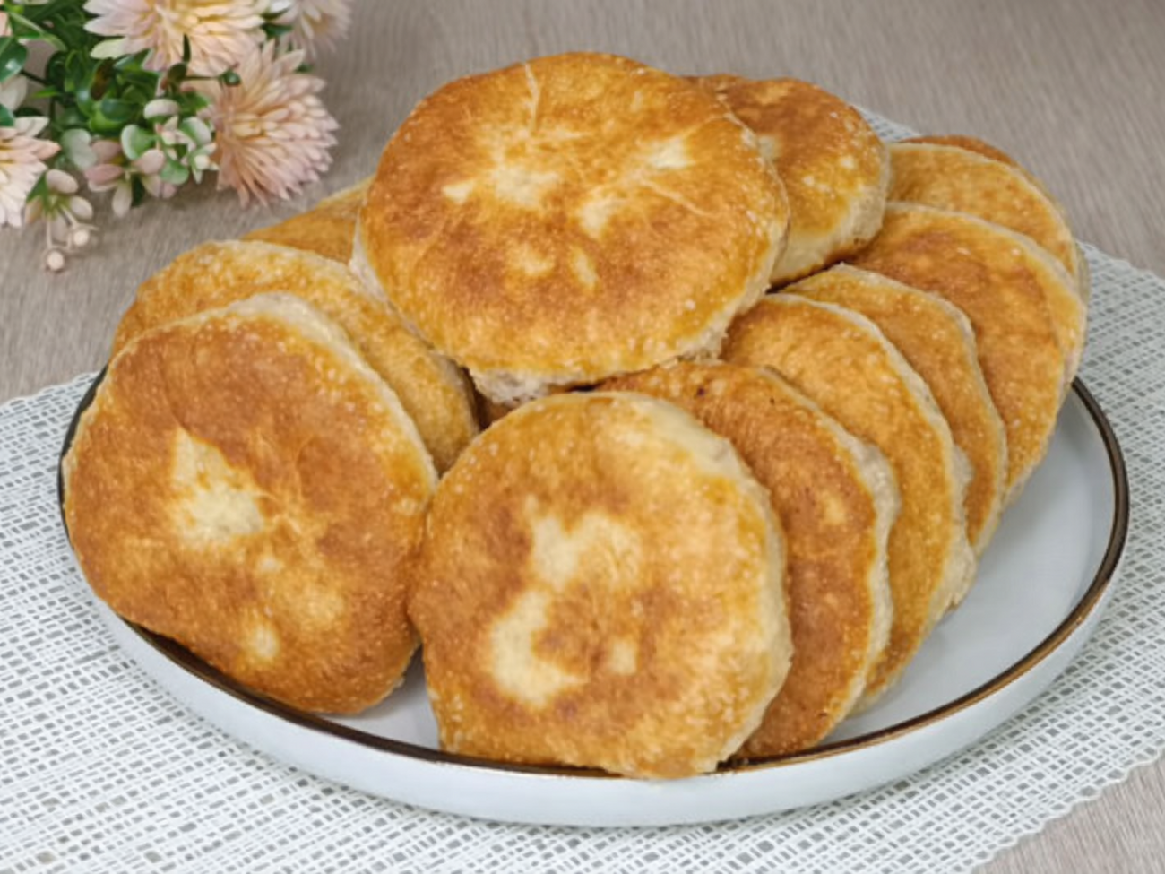 Готові біляші викладайте на паперові рушники, щоб прибрати зайву олію