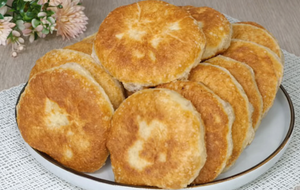 Готові біляші викладайте на паперові рушники, щоб прибрати зайву олію