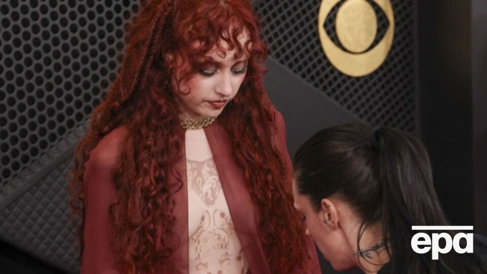 Наряд от французского бренда Mugler с невидимым лифом было сшит для певицы на заказ