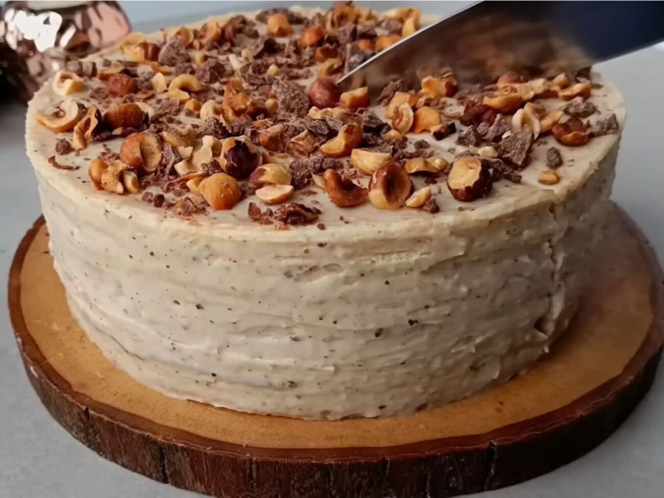 Смажьте каждый корж кремом и поставьте торт в холодильник на 10 часов