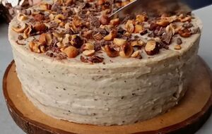 Смажьте каждый корж кремом и поставьте торт в холодильник на 10 часов