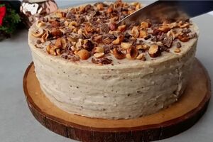 Смажьте каждый корж кремом и поставьте торт в холодильник на 10 часов