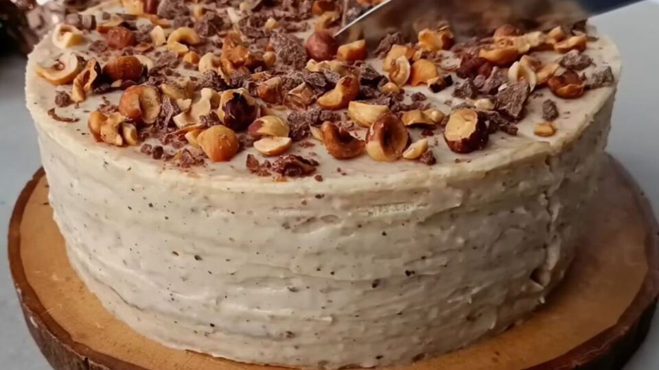 Смажьте каждый корж кремом и поставьте торт в холодильник на 10 часов