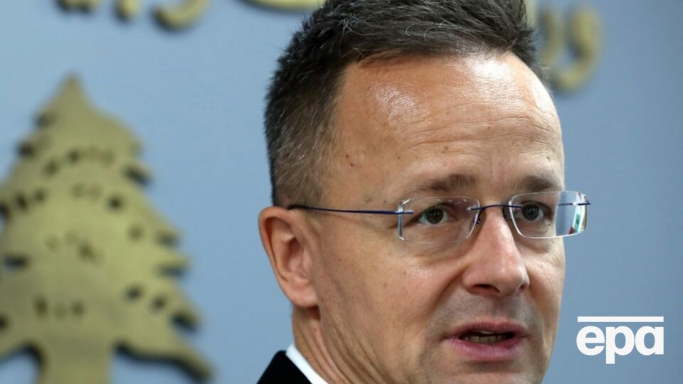 Венгрия требует отменить решение ЕС о запрете импорта энергоносителей из РФ, отметил Сийярто
