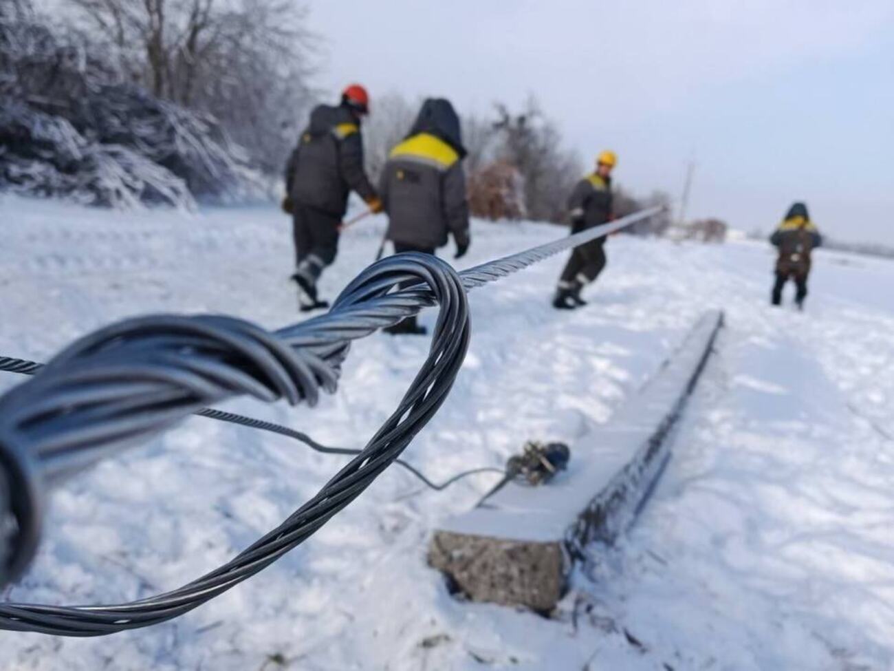 Знеструмлені всі, зокрема батьки, діти й колеги енергетиків, розповіли ремонтники
