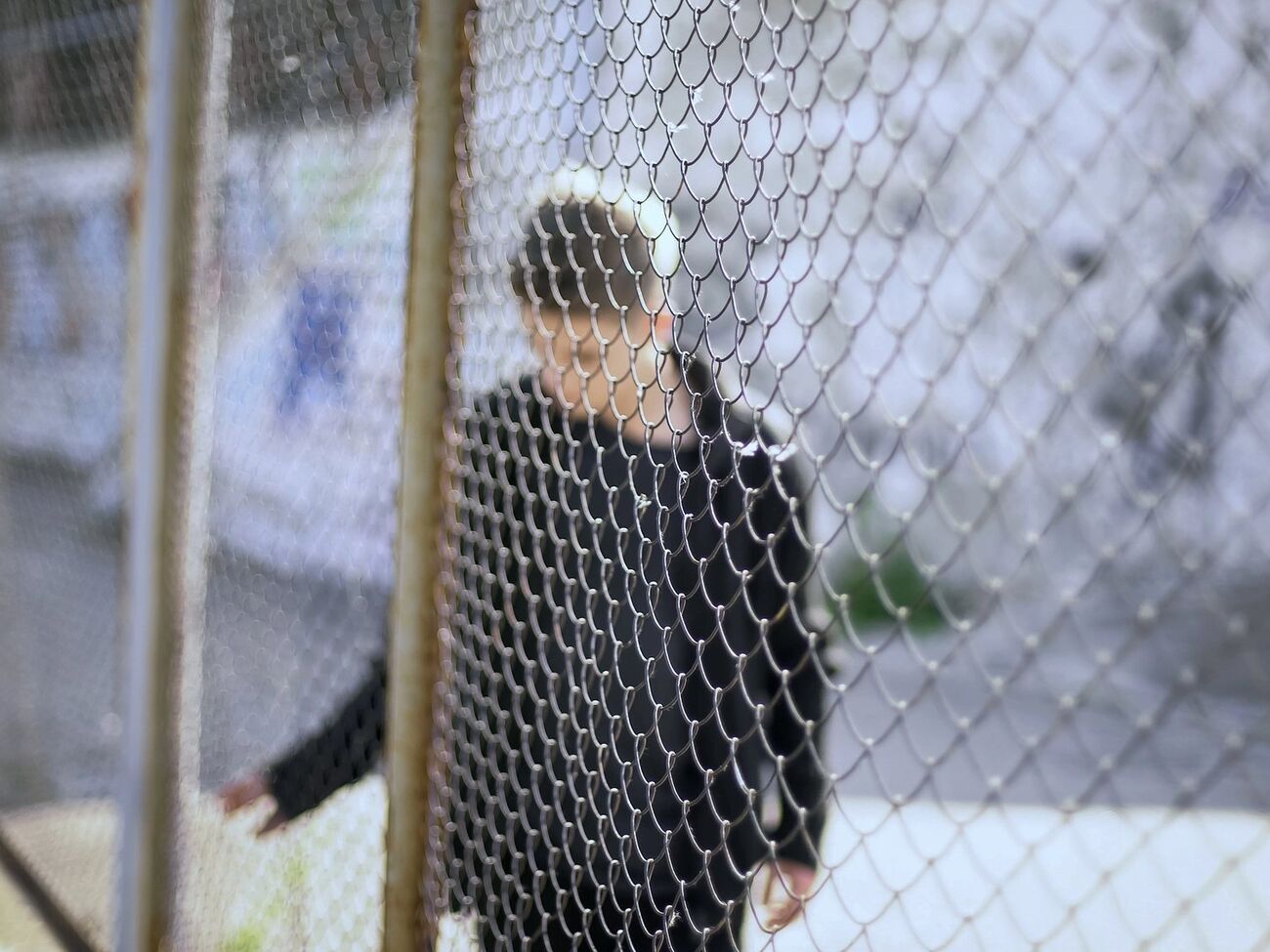 За версією слідства, обвинувачена знала про насильство, але дозволила 17-річному підлітку брати участь у заходах для молодших вихованців