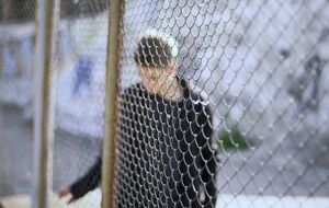 За версією слідства, обвинувачена знала про насильство, але дозволила 17-річному підлітку брати участь у заходах для молодших вихованців