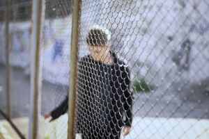 За версією слідства, обвинувачена знала про насильство, але дозволила 17-річному підлітку брати участь у заходах для молодших вихованців