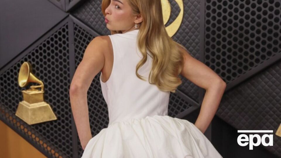 Американская певица Эддисон Рэй удивила платьем необычного кроя