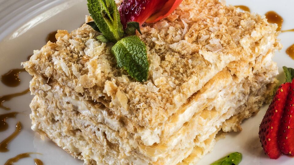 Для коржів придбайте готове листкове тісто