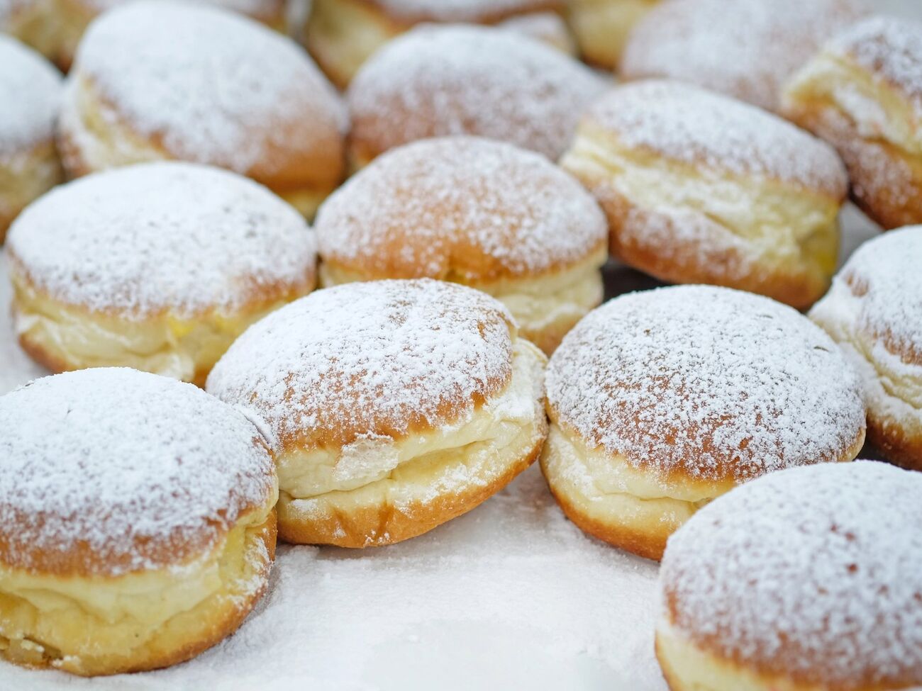 Для тіста візьміть 450 г пшеничного борошна і стільки ж кисломолочного сиру