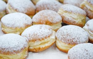 Для тіста візьміть 450 г пшеничного борошна і стільки ж кисломолочного сиру