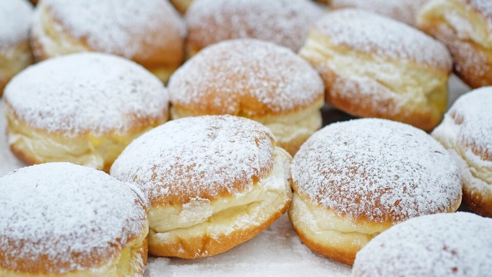 Для тіста візьміть 450 г пшеничного борошна і стільки ж кисломолочного сиру