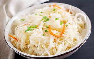 Для этого салата возьмите одно зеленое яблоко