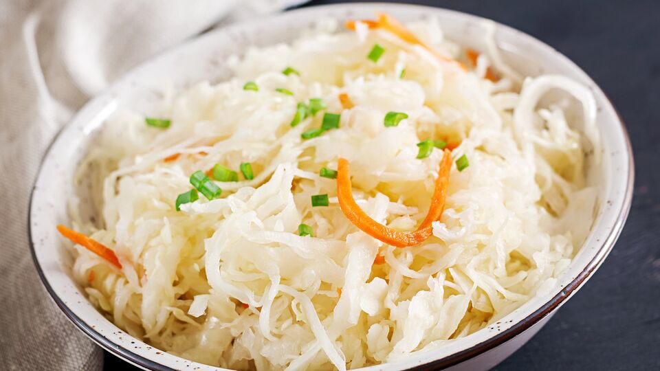 Для этого салата возьмите одно зеленое яблоко