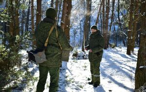 Білоруси розповідають, що чоловіків забирають швидко, часто навіть не даючи часу на збори, а зв'язок із ними після відбуття зникає
