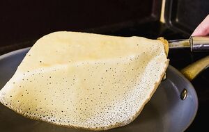 Млинці смажать на розігрітій сковорідці