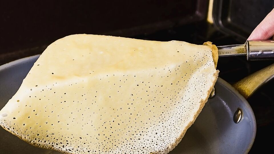 Блинчики жарят на разогретой сковороде