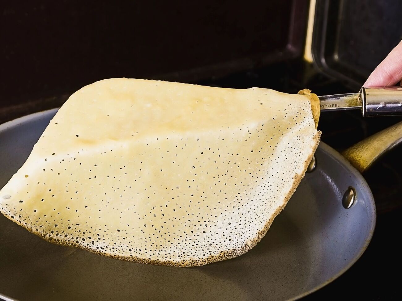 Блинчики жарят на разогретой сковороде