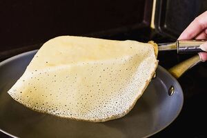 Блинчики жарят на разогретой сковороде