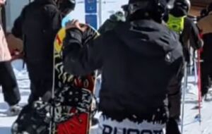 Мужчина с надписью Russia на пятой точке упал, когда спускался на сноуборде