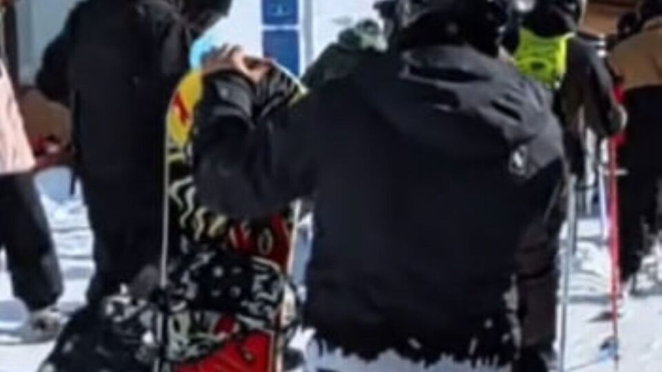 Чоловік із написом Russia на п'ятій точці впав, коли спускався на сноуборді