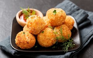 Крокеты подают с соусом