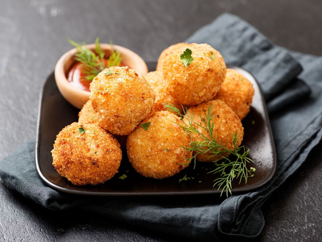 Крокети подають із соусом