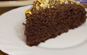 Выпекайте корж под крышкой на самом маленьком огне