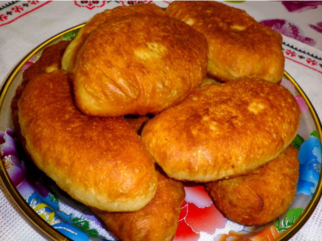 Готовые пирожки выложите на дуршлаг или бумажное полотенце, чтобы стек лишний жир