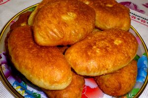 Готовые пирожки выложите на дуршлаг или бумажное полотенце, чтобы стек лишний жир